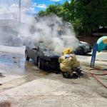 Carro pega fogo em uma das principais avenidas de Montes Claros