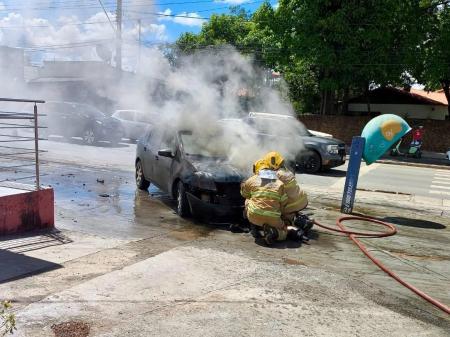 O fogo foi controlado rapidamente, o que evitou a propagação das chamas e danos ainda maiores.
