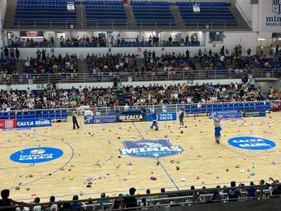 Usinhos de pelúcia na quadra da Arena UniBH, em Belo Horizonte