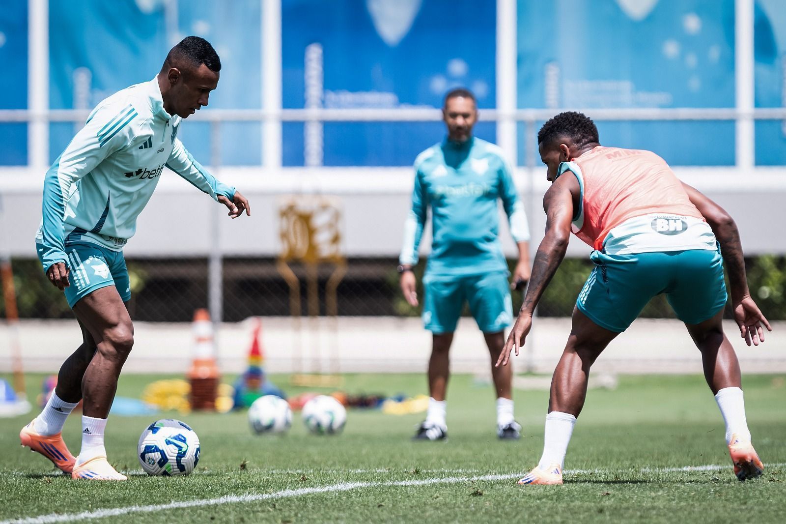 Atacante do Cruzeiro rasga elogios a Tite e projeta retorno em 2026
