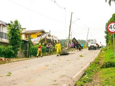 Tornado deixa destruição em Farroupilha (RS)