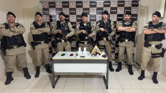 Além dos oito tabletes de cocaína, foram apreendidos também revólver, munições, celulares, cartão bancário e uma motocicleta.