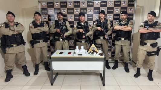Além dos oito tabletes de cocaína, foram apreendidos também revólver, munições, celulares, cartão bancário e uma motocicleta.
