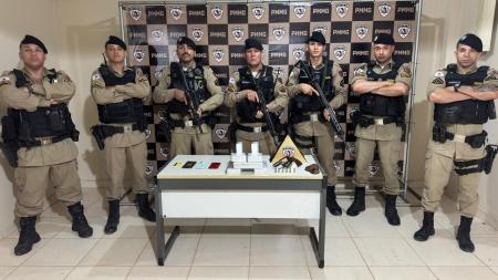 Além dos oito tabletes de cocaína, foram apreendidos também revólver, munições, celulares, cartão bancário e uma motocicleta.