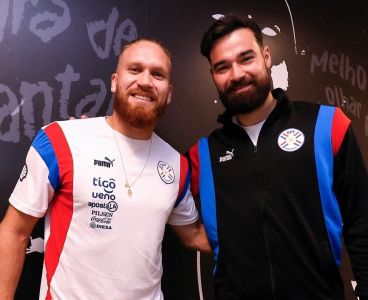 Carlos Coronel ao lado de Isidro Pitta na seleção paraguaia
