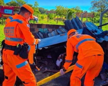 Os bombeiros realizaram os primeiros socorros no local e encaminharam às vítimas ao hospital da cidade.