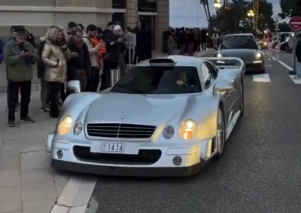 Fernando Alonso a bordo de um Mercedes CLK GTR