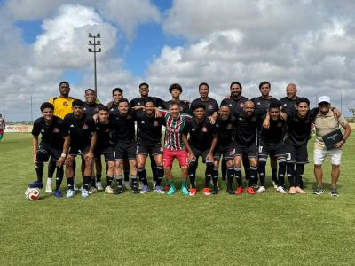 Hulk joga 'pelada' nos últimos dias de férias