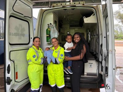 Mãe retorna à praça de pedágio após viver parto de seu filho durante madrugada