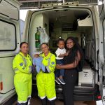 Mãe reencontra socorristas que fizeram parto do filho em praça de pedágio: 'Maravilhosos'