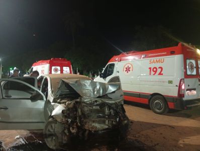 Carro danificado após colisão em rotatória de Montes Claros