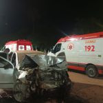 Duas pessoas ficam feridas após carro colidir com árvore em rotatória de Montes Claros