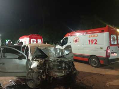 Carro danificado após colisão em rotatória de Montes Claros