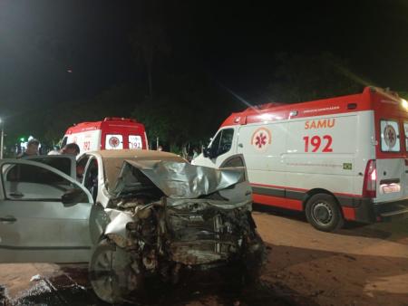 Carro danificado após colisão em rotatória de Montes Claros