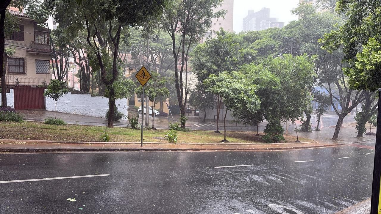 Em meio ao calorão, BH registra chuva e tem alerta para pancadas e ventania; vídeo