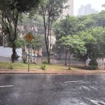 Em meio ao calorão, BH registra chuva e tem alerta para pancadas e ventania; vídeo