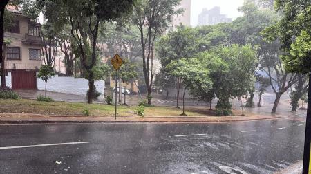 Em meio a onda de calor, pancadas de chuva devem acontecer até terça-feira (30)