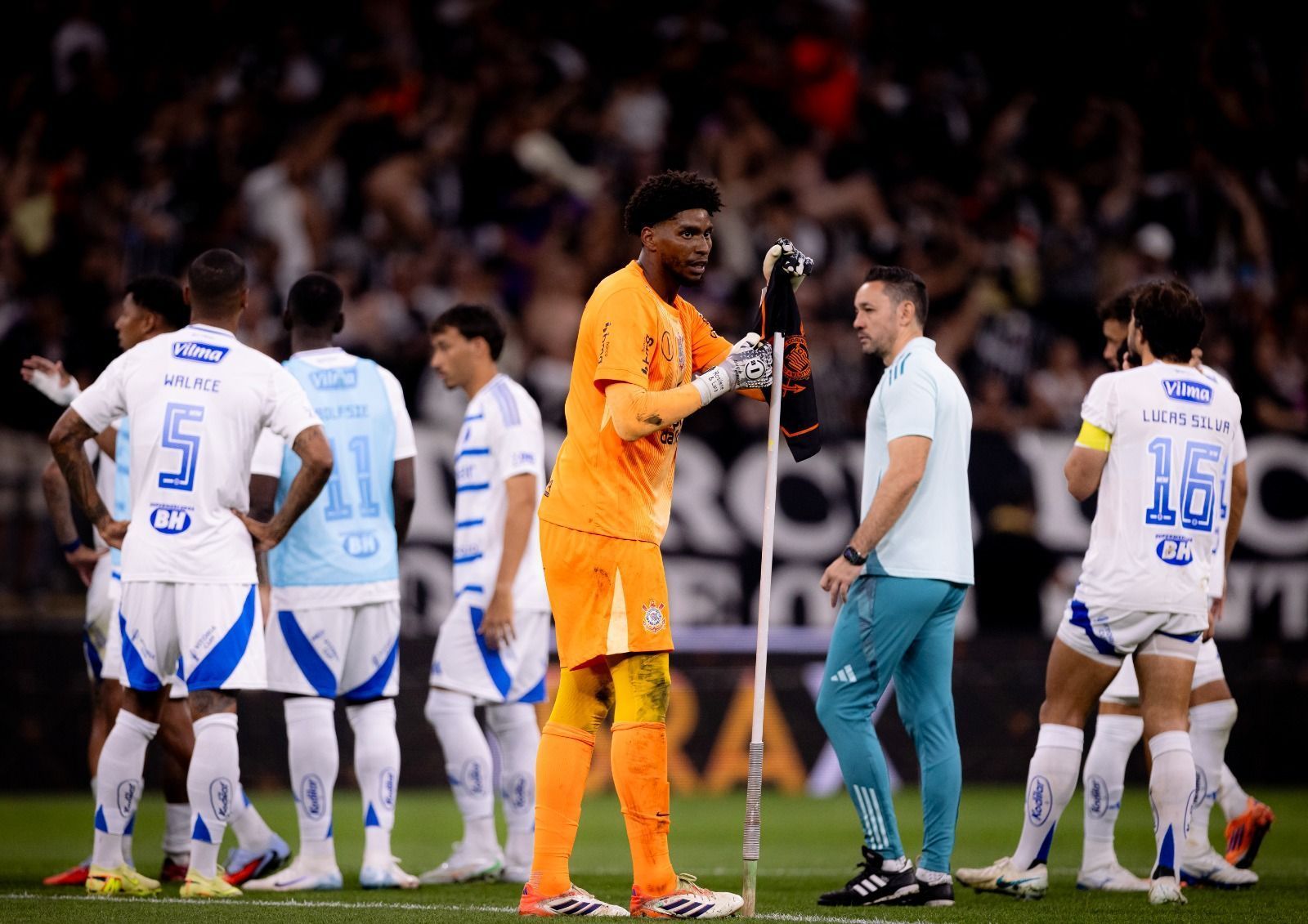Hugo Souza atrai clubes de fora, mas Corinthians tem Copa do Mundo como trunfo
