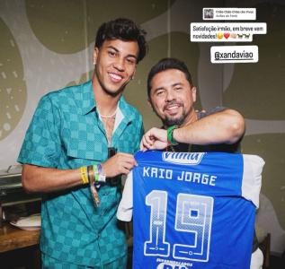 Kaio Jorge entrega camisa do Cruzeiro a Xand Avião
