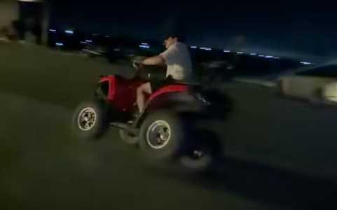 Natanzinho Lima faz manobras em quadriciclo na casa de Hulk, atacante do Atlético