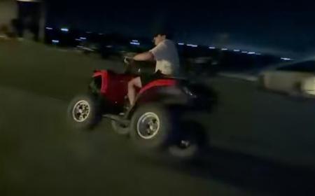 Natanzinho Lima faz manobras em quadriciclo na casa de Hulk, atacante do Atlético