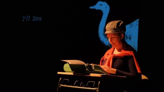 Na performance “Pô! Ema” as crianças encontram uma Ema que se alimenta de poemas