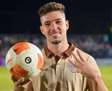 Atacante Bissoli defende time da Tailândia