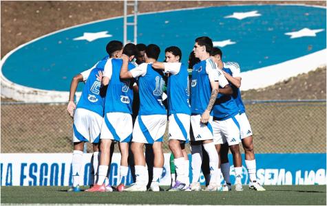 Jogadores do sub-20 do Cruzeiro reunidos antes de jogo