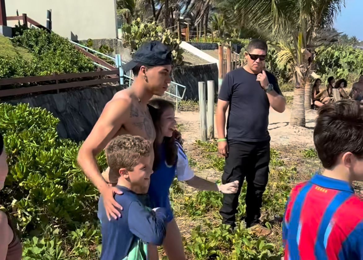 Kaio Jorge é tietado por crianças cruzeirenses em praia no Nordeste; veja