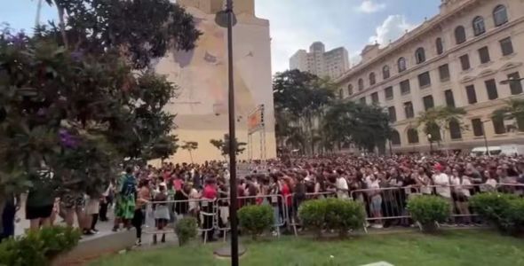 Show de Liniker levou multidão ao Vale do Anhangabaú durante a Virada Cultural em SP
