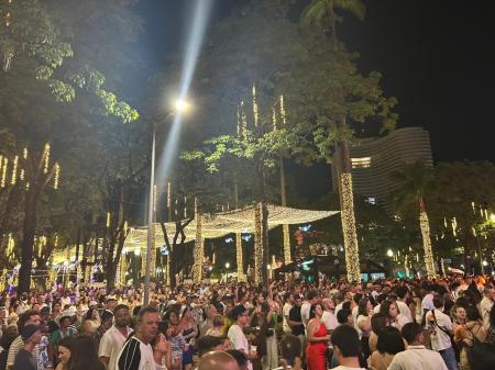Milhares de pessoas se reúnem na Praça da Liberdade para receber 2026