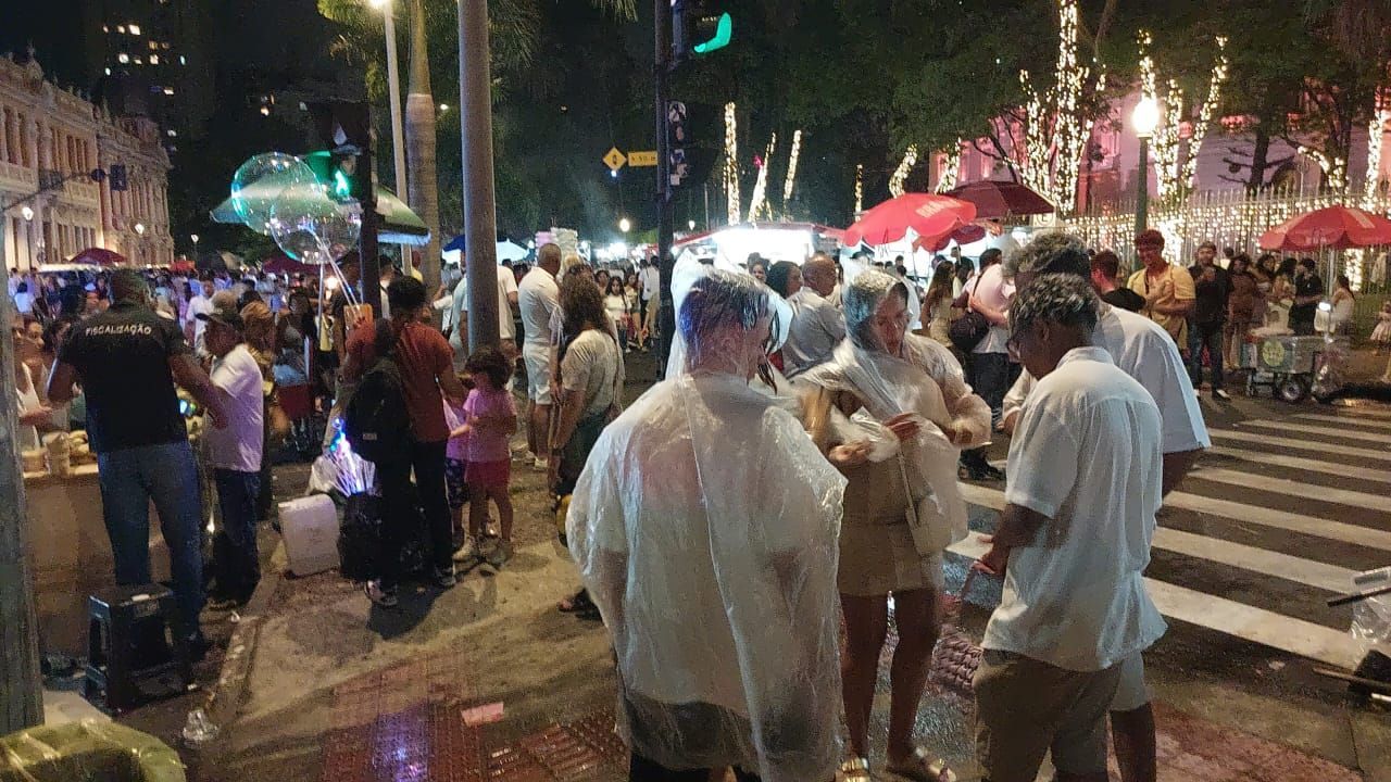Multidão enfrenta chuva para celebrar o Ano Novo na Praça da Liberdade