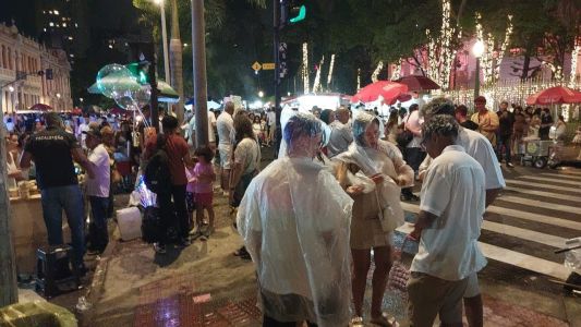 Multidão espera a virada do ano na Praça da Liberdade mesmo com chuva
