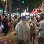 Multidão enfrenta chuva para celebrar o Ano Novo na Praça da Liberdade