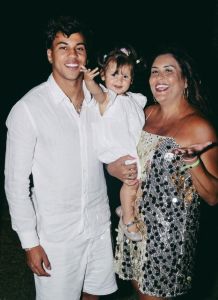 Kaio Jorge celebra Ano-Novo com filha e mãe