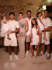 Hulk ao lado da esposa e filhos
