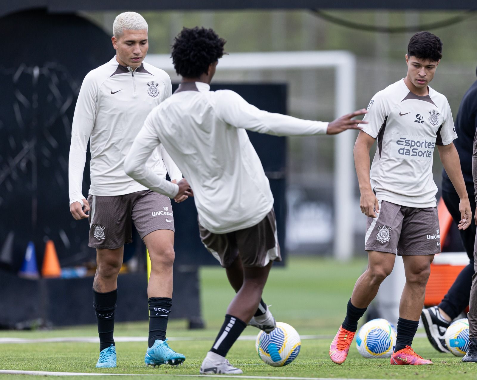 Fora da Copinha por lesão, lateral aguarda para definir futuro no Corinthians