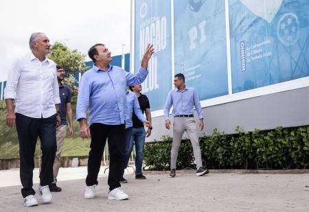 Tite e Pedro Lourenço, do Cruzeiro, durante visita à Toca da Raposa II