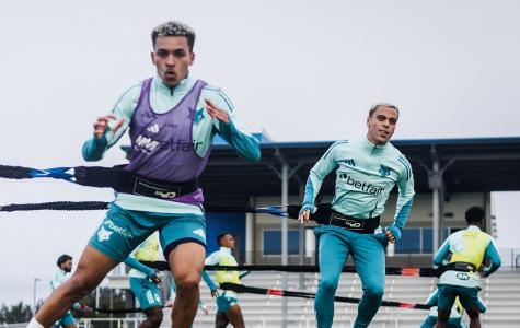 Rodriguinho e Vitinho durante treino do Cruzeiro no início de 2025