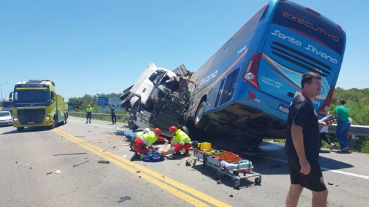 Veículos se chocaram na BR-116 na manhã desta sexta-feira (2)