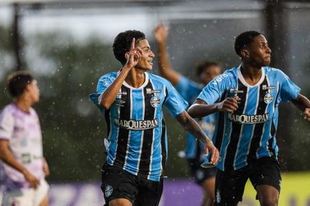 Time do Grêmio celebra vitória contra o Falcon pelo Campeonato Paulista