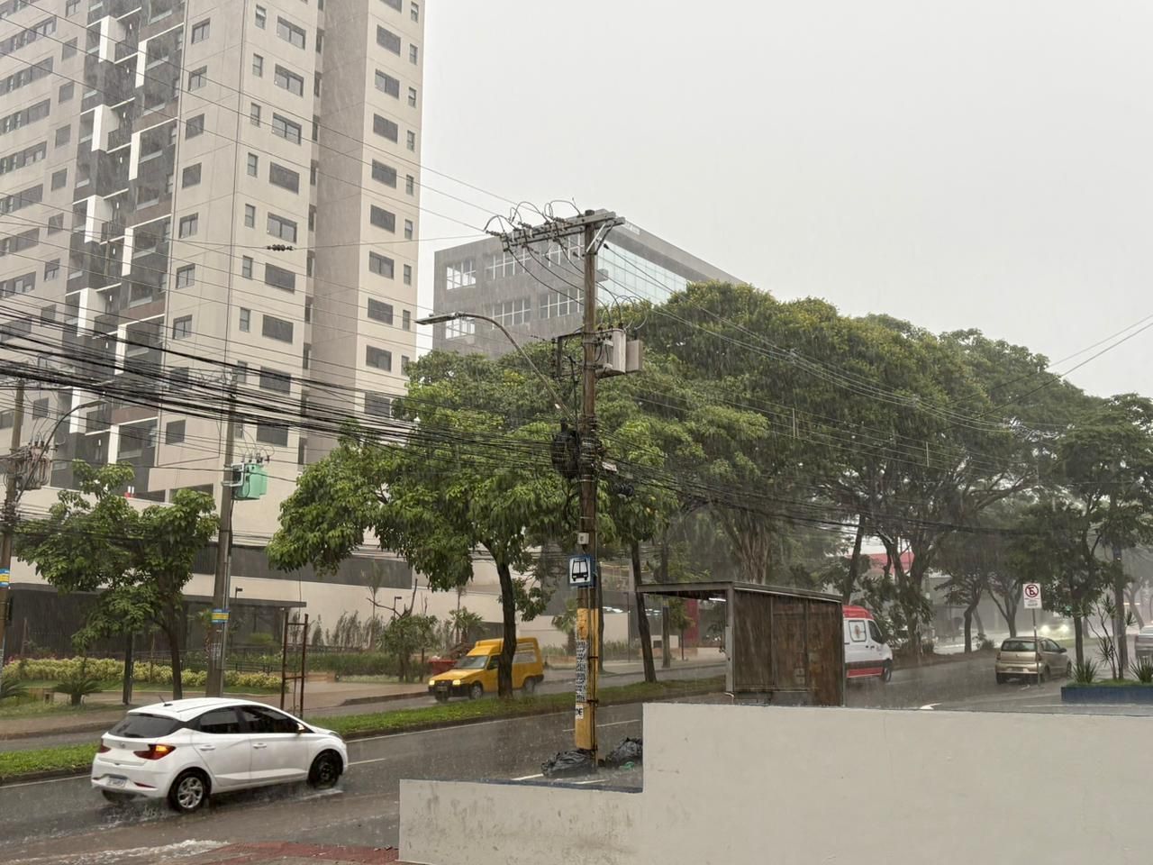 Chuva extremamente forte atinge regiões de BH nesta sexta-feira (2); veja vídeo