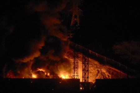 Imagem do incêndio em Fuerte Tiuna, o maior complexo militar da Venezuela, após uma série de explosões em Caracas em 3 de janeiro de 2026.
