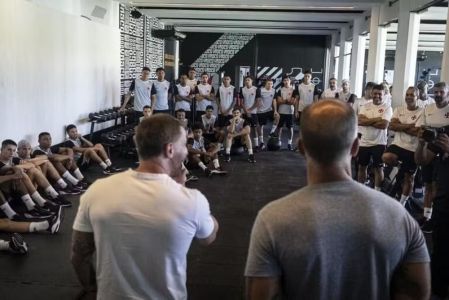 Pedrinho conversando com os atletas do Vasco