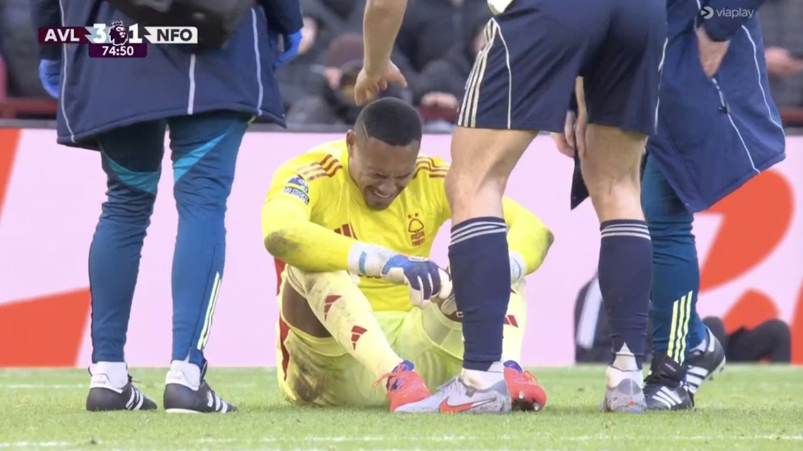 Goleiro ex-Botafogo comete falha bizarra na Premier League e se contunde no lance