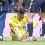 Goleiro ex-Botafogo comete falha bizarra na Premier League e se contunde no lance