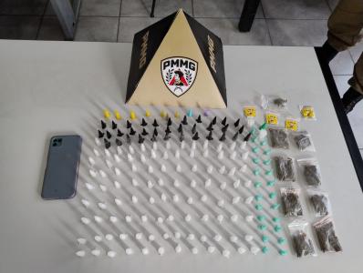 Suspeito tinha 170 pinos de cocaína e buchas de maconha quando foi encontrado pela PM