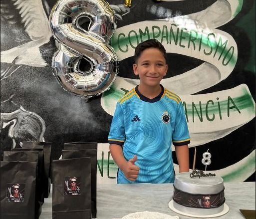 Filho de Ariel Cabral celebra aniversário com camisa do Cruzeiro e padrinho 'ilustre'