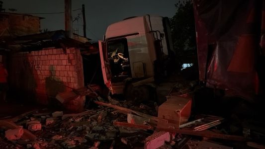 Carreta atingiu casas na Vila da Luz