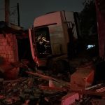 Carreta desgovernada atinge casas na Vila da Luz, em BH